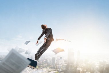 İşadamı uçuyor. Karışık ortam