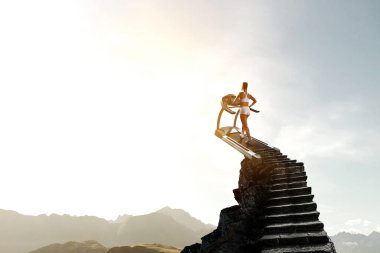 Koşu bandı üzerinde koşan bir kadın