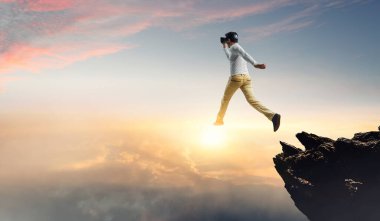 Adam sanal gerçeklik gözlüğü takıyor.