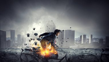 Kararlı iş adamı asfaltta yangın izleri bırakıyor. Karışık ortam