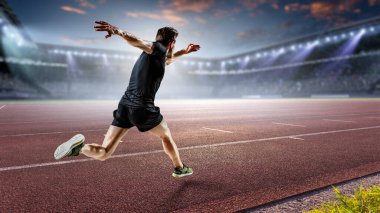 Spor giyimli bir adam koşuyor. Karışık ortam