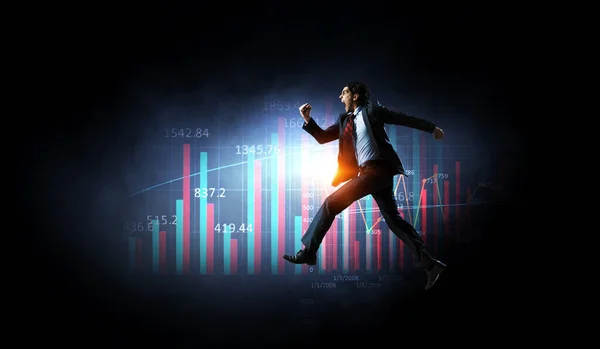 Porträtt av en energisk affärsman som springer. Blandade medier — Stockfoto