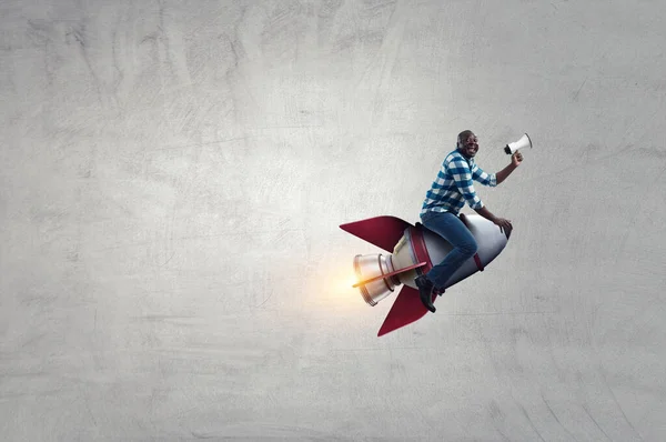 Üzletember egy rakétával. Vegyes média — Stock Fotó