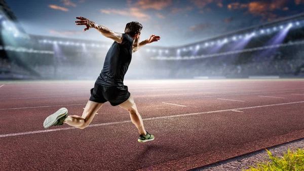 Mannen i sportkläder springer. Blandade medier — Stockfoto