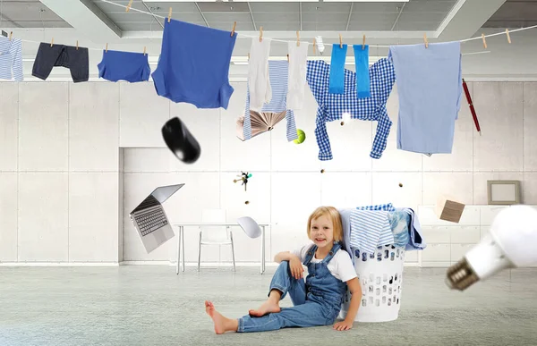 Gadis kecil yang bahagia dengan pakaian yang dicuci — Stok Foto