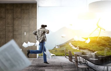 Adam sanal gerçeklik gözlüğü takıyor.