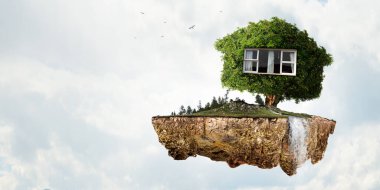 Yeşil çimlerin üzerindeki küçük Eco House. Karışık ortam