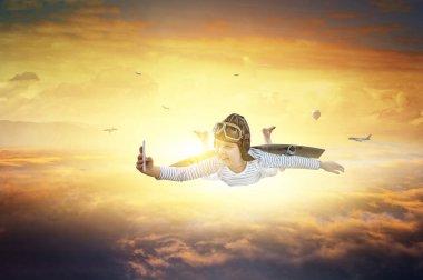 Küçük mutlu çocuk kask takıyor.