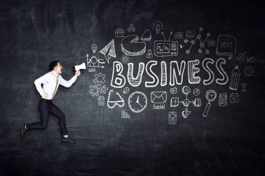 Megafonlu bir iş adamı. Karışık ortam