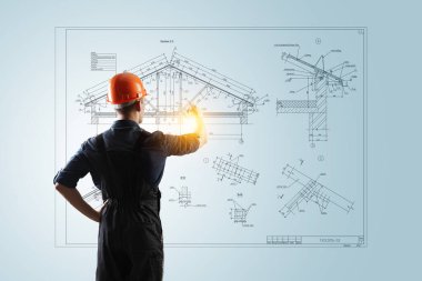 Taslaklar ve planlarla inşaat endüstrisi konsepti. Karışık ortam