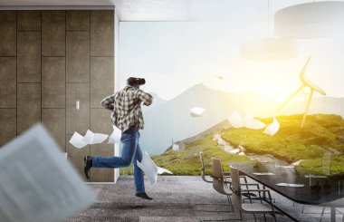 Adam sanal gerçeklik gözlüğü takıyor.