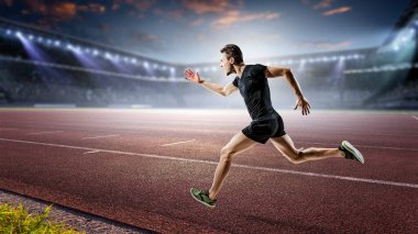 Spor giyimli bir adam koşuyor. Karışık ortam