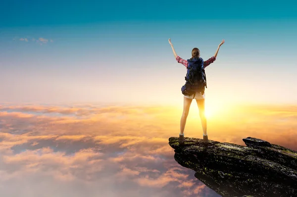 Jovem viajante explorando o conceito de mundo — Fotografia de Stock