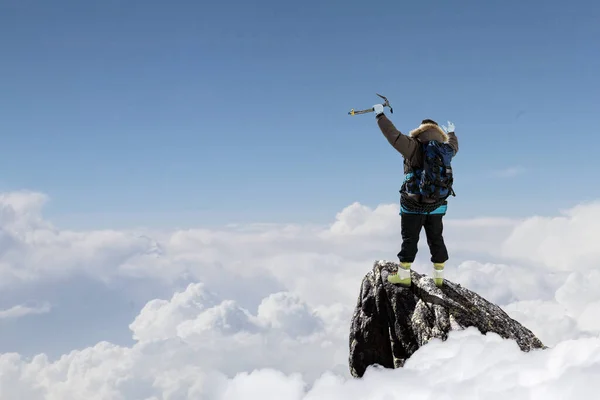 Montañero listo para la aventura. Medios mixtos —  Fotos de Stock