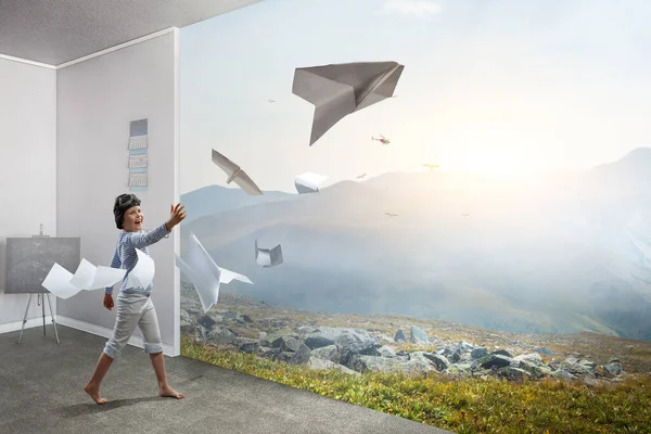 Boldog gyerek játszik papír repülőgép — Stock Fotó