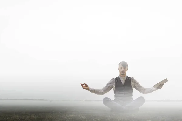 Hombre de negocios haciendo yoga en pose de loto — Foto de Stock