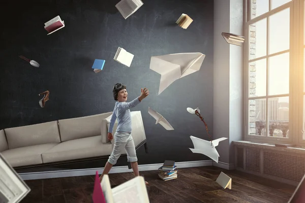 Enfant heureux jouant avec un avion en papier — Photo