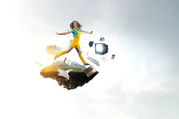 Mujer joven saltando en el aire — Foto de Stock
