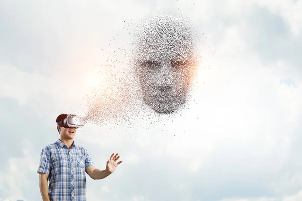 仮想現実のゴーグルを身につけた男 — ストック写真