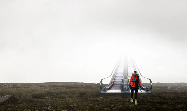 Bergbeklimmer klaar voor avontuur. Gemengde media — Stockfoto