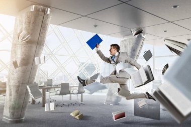 Kaos içinde koşan bir iş adamı. Karışık ortam