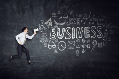 Megafonlu bir iş adamı. Karışık ortam