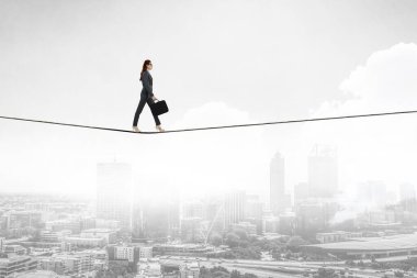 iş kadını ipe Dengeleme görüntüsü. risk kavramı