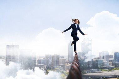 iş kadını ipe Dengeleme görüntüsü. risk kavramı