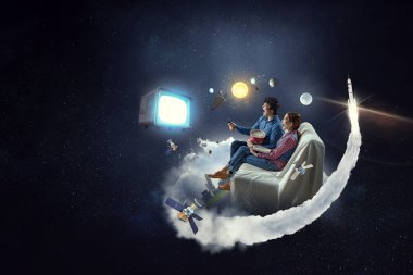 Üç boyutlu film izleyen genç bir çift. Karışık ortam