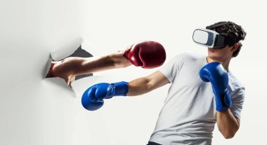 Genç adam boks yapıyor. - Evet. Karışık ortam