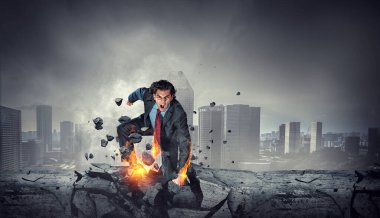 Kararlı iş adamı asfaltta yangın izleri bırakıyor. Karışık ortam