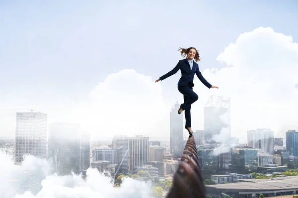 Bild av affärskvinna balansera på lina. risk koncept — Stockfoto