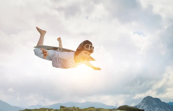 Feliz niño volando usando casco — Foto de Stock