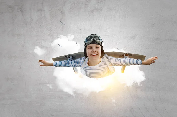 Boldog kisfiú repül sisakban. — Stock Fotó