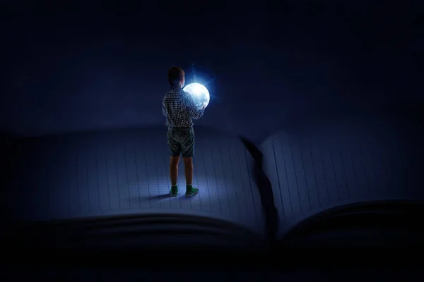 Мальчик держит луну ночью — стоковое фото