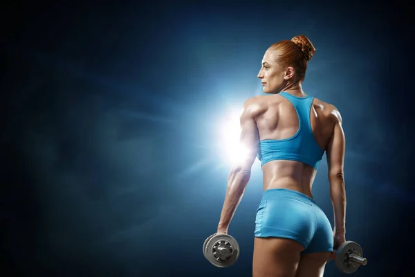 Junges schönes Mädchen macht Sport vor dunklem Hintergrund — Stockfoto