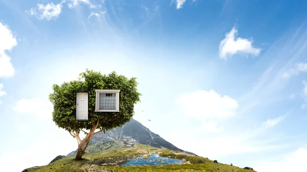 Μικρό Eco House στο πράσινο γρασίδι. Μεικτά μέσα — Φωτογραφία Αρχείου