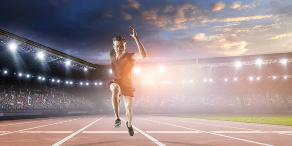 Muž ve sportovním oblečení běží. Smíšená média — Stock fotografie