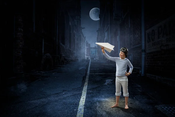 Gelukkig kind spelen met papier vliegtuig — Stockfoto