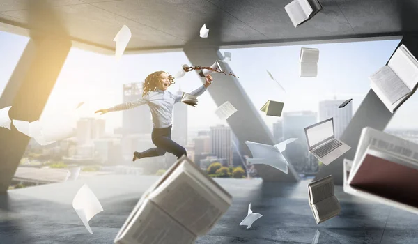Retrato de empresária enérgica pulando ao ar livre — Fotografia de Stock
