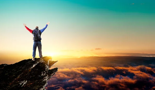 Jovem viajante explorando o conceito de mundo — Fotografia de Stock