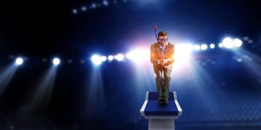 Takım elbiseli genç işadamı dalmaya hazır. Karışık ortam