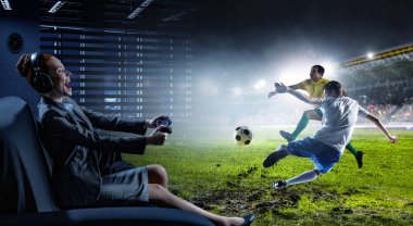 Kontrolörü olan tutkulu bir bayan oyuncu