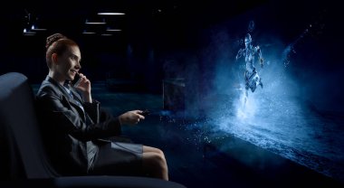 Film izleyen genç bir kadın. Karışık ortam