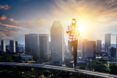 Adam sanal gerçeklik gözlüğü takıyor.