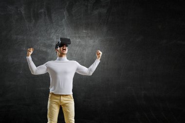 Adam sanal gerçeklik gözlüğü takıyor.