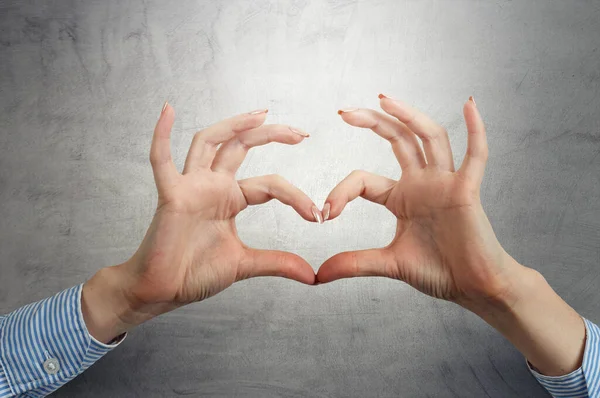 Las manos masculinas forman forma de corazón —  Fotos de Stock