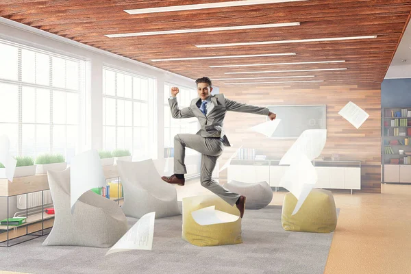 Retrato de empresário energético pulando ao ar livre — Fotografia de Stock