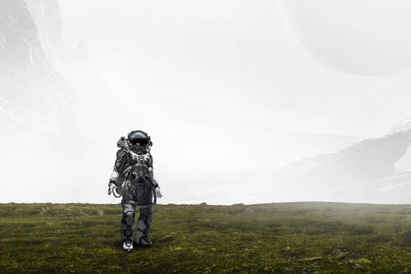 Astronaut op de andere planeet — Stockfoto