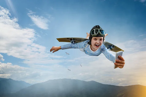 Feliz niño volando usando casco — Foto de Stock